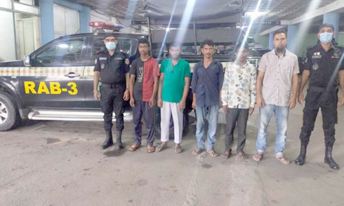 কমলাপুরে রেলটিকেট কলোবাজারি চক্রের ৫ সদস্য আটক
