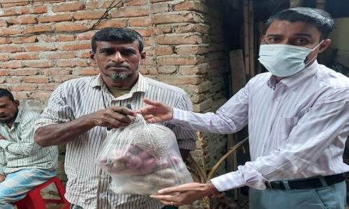 অসহায় ও কত দরিদ্র মানুষের মাঝে সুখনের ইফতারি সামগ্রী বিতরণ