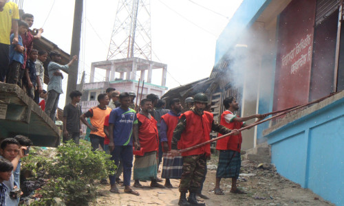 মহালছড়ি সেনাজোনের তত্ত্বাবধানে মাইসছড়ি বাজারে অগ্নি নির্বাপণ মহড়া