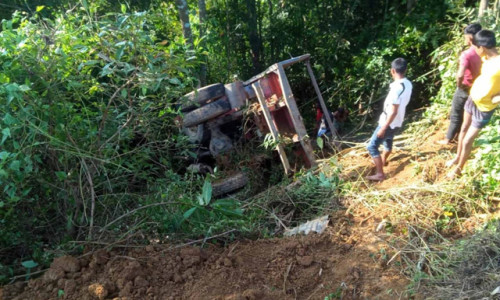 সীমান্তে সড়কে পাথর বোঝায় ট্রাক গভীর খাদে পড়ে চালক আহত