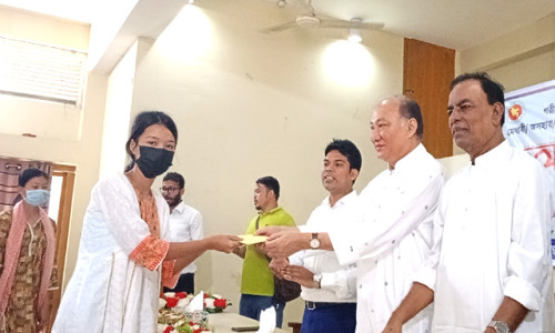 কাপ্তাইয়ের ৭ লাখ ৭২ হাজার টাকা বিতরণ করলেন দীপংকর তালুকদার