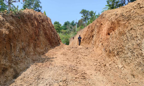অন্যের বসতঘর, বাগান নষ্ট করে প্রকল্প বাস্তবায়ন করছে ঠিকাদার মেহেদী !