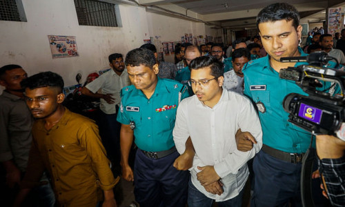 ‘ছবি কেন তুলছিস, তোকে মেরে ফেলব’