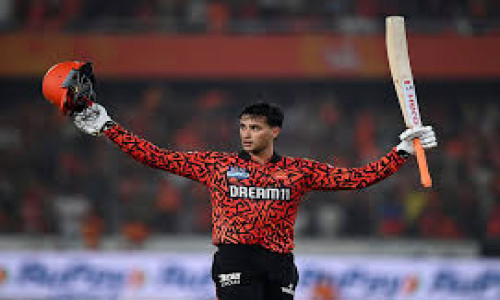 রেকর্ড গড়ে দানব হয়ে ফিরলেন অভিষেক, সঙ্গে হায়দরাবাদও