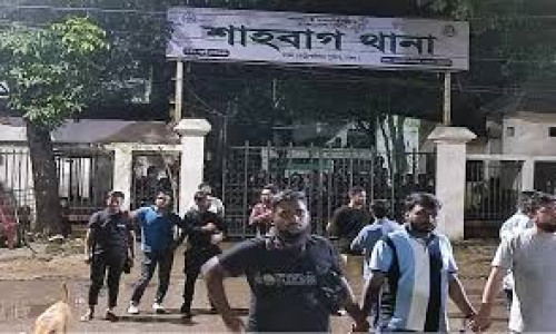 আন্দোলনকারীদের দেখে শাহবাগ থানায় ঢুকল পুলিশ, জাদুঘরে বিজিবি