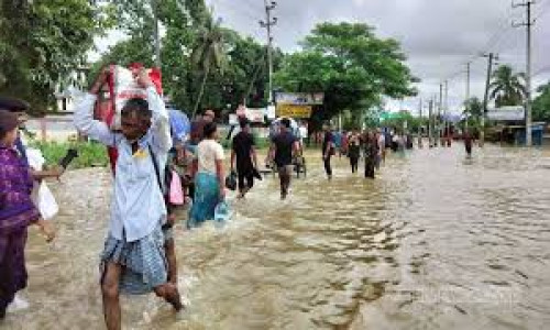 আশ্রয়কেন্দ্র ছাড়ছেন মানুষ, কিছু এলাকায় এখনো পানি