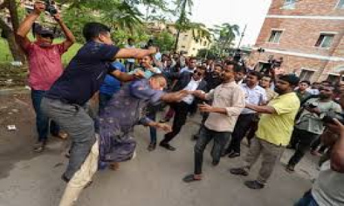 বরিশালে আদালত চত্বরে সাবেক প্রতিমন্ত্রী জাহিদ ফারুকের দুই সমর্থককে মারধর