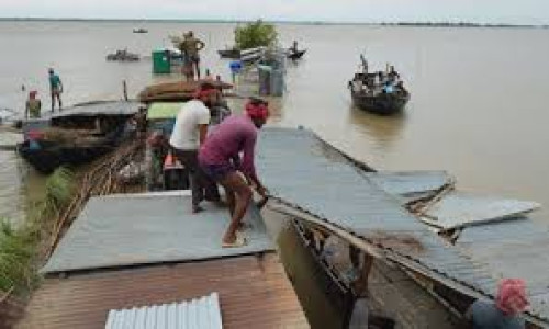 পদ্মার ভাঙনে বাড়িঘর সরিয়ে নিচ্ছেন চরের বাসিন্দারা