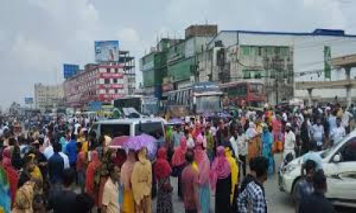  বকেয়া বেতনের দাবিতে গাজীপুরে বেক্সিমকো গ্রুপের শ্রমিকদের সড়ক অবরোধ