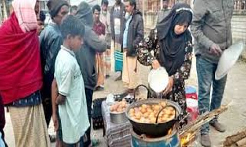 ছুটিতে বাড়ি এসে গ্রামের বাজারে ডিম বিক্রি করছেন বিশ্ববিদ্যালয় ছাত্রী