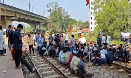 কালিয়াকৈরে অবরোধ তুলে নিয়েছেন শিক্ষার্থীরা, ৫ ঘণ্টা পর ট্রেন চলাচল স্বাভাবিক