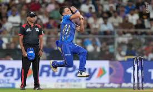 পা সামনে যায়নি, বল কোমরের ওপরেও ওঠেনি—তবু কেন ‘নো’