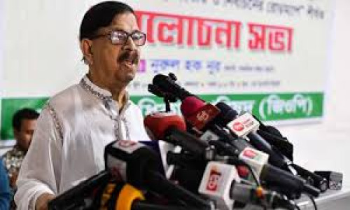 প্রধান উপদেষ্টা জবাব দেন না, মিষ্টি হাসি দিয়ে বিদায় করে দেন: মান্না