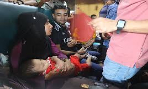 এক ঘণ্টা দেরিতে ছেড়েছে ট্রেন, ছোট্ট আরিফুলের কষ্ট
