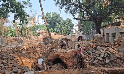 ভাঙতে ভাঙতে রাজবাড়ির নিচ থেকে বেরিয়ে এল সুড়ঙ্গ